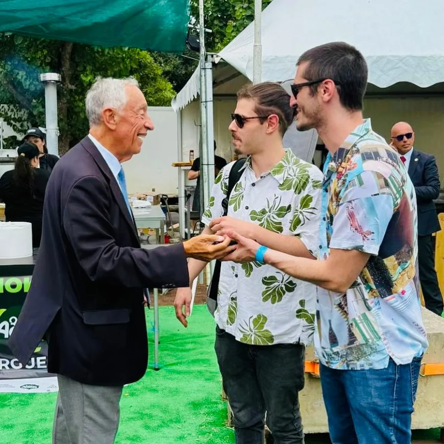 Kevin Di Marco e un collega ricevono i complimenti del Presidente del Portogallo Marcelo Rebelo de Sousa dopo un concerto
